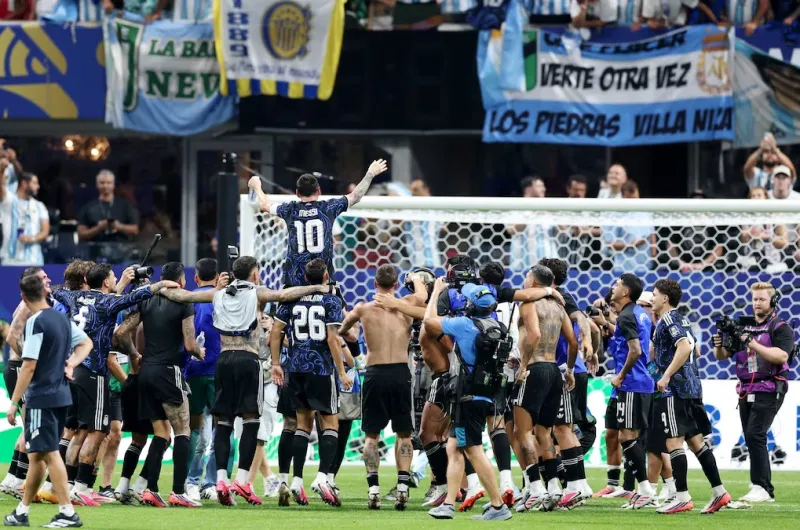 Argentina hace historia y otra vez es finalista