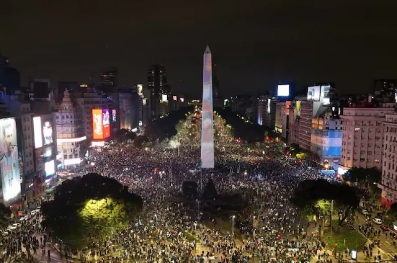 Miles de personas vitorearon a la Selección subcampeona en el Obelisco